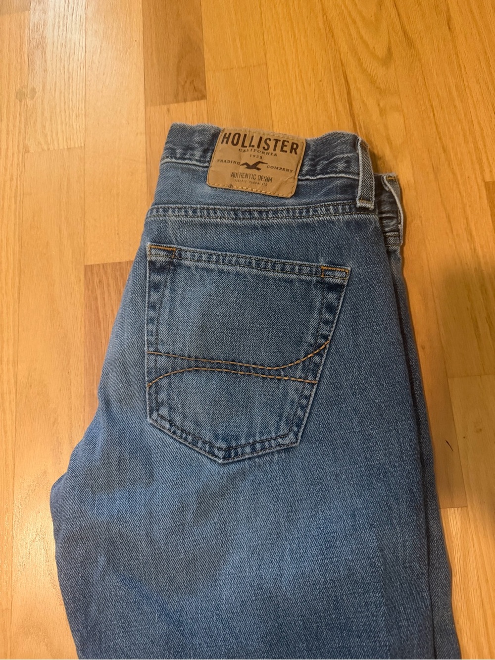Hollister Men’s Mid Blue Relaxed Jeans